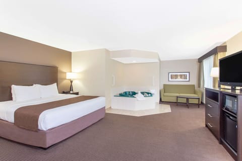 Deluxe Suite, 1 King Bed, Non Smoking | Desk, laptop workspace, blackout drapes, soundproofing