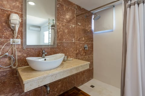 Premium Apartment | Bathroom | Shower, rainfall showerhead, hair dryer, towels