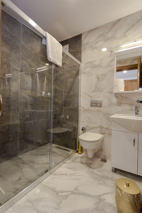 Junior Room, Poolside | Bathroom