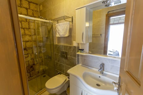 Elite Room, Fireplace | Bathroom