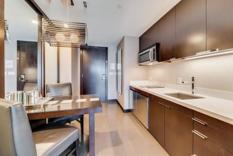 Studio Fountain View | Private kitchen | Microwave, stovetop, dishwasher, cookware/dishes/utensils