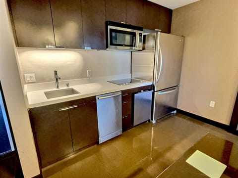 City Corner 1 BR | Private kitchen | Microwave, stovetop, dishwasher, cookware/dishes/utensils