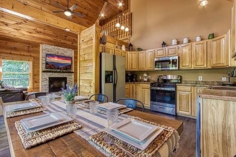 Birchwood Lodge's kitchen and dining area