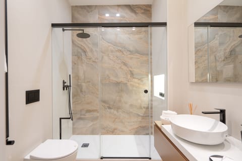 Deluxe Studio Suite | Bathroom | Shower, rainfall showerhead, hair dryer, bathrobes