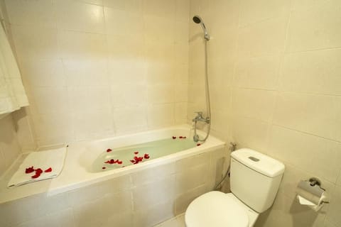 Combined shower/tub, rainfall showerhead, free toiletries, hair dryer