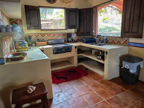 Drinking water is provided.
There is a gas cooktop, no oven.