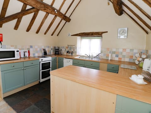 Cottage | Private kitchen | Fridge, dishwasher, cookware/dishes/utensils