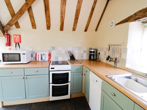 Cottage | Private kitchen | Fridge, dishwasher, cookware/dishes/utensils
