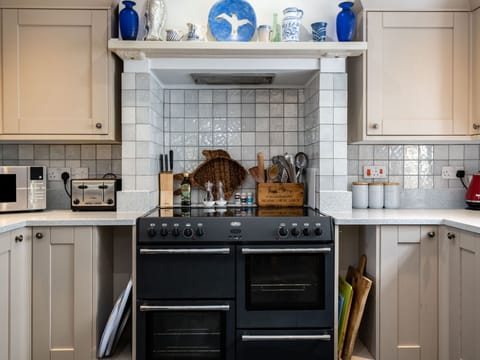 Cottage | Private kitchen | Fridge, dishwasher, cookware/dishes/utensils