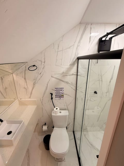 Comfort Room | Bathroom | Shower, free toiletries, hair dryer, towels