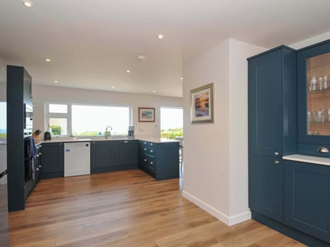 Dishwasher, cookware/dishes/utensils