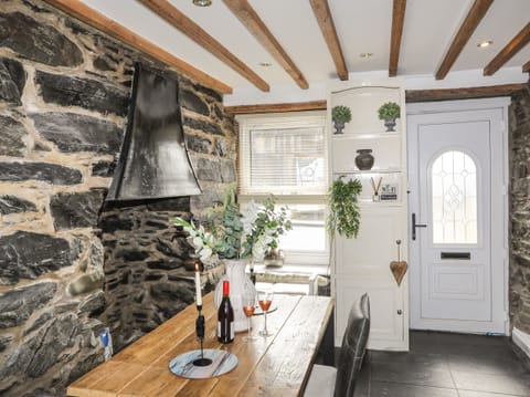 Cottage | Private kitchen | Fridge, electric kettle, toaster, cookware/dishes/utensils