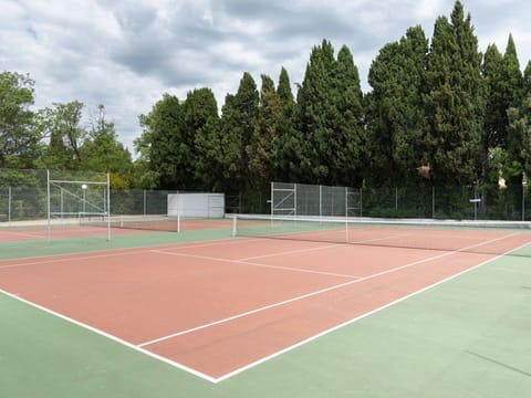 Water, Sky, Property, Plant, Building, Cloud, Swimming Pool, Tree, Residential Area, Grass