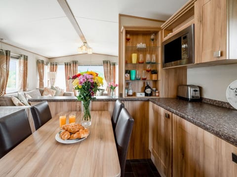 Table, Cabinetry, Furniture, Property, Couch, Countertop, Plant, Wood, Interior Design, Flower