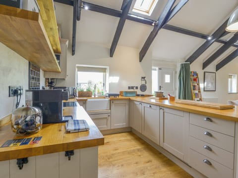 Cottage | Private kitchen | Fridge, dishwasher, electric kettle, toaster