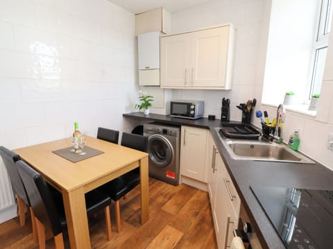 Cottage | Private kitchen | Fridge, electric kettle, toaster, cookware/dishes/utensils