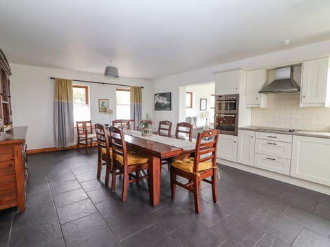 Dishwasher, electric kettle, toaster, cookware/dishes/utensils