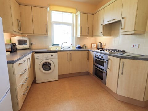 Cottage | Private kitchen | Fridge, toaster, cookware/dishes/utensils