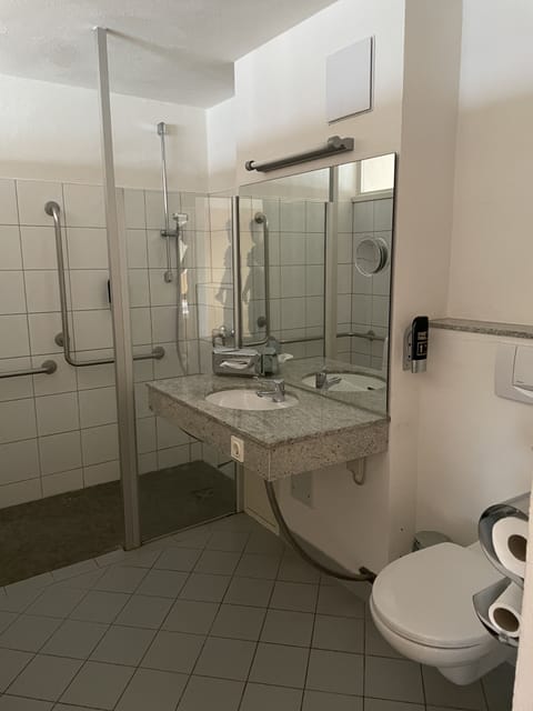Classic Double Room | Bathroom | Hair dryer, towels