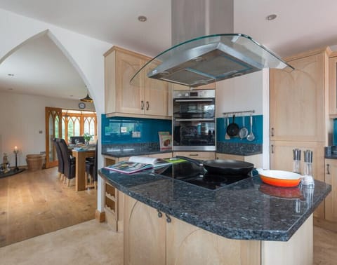 Cottage | Private kitchen | Fridge, dishwasher, toaster, cookware/dishes/utensils