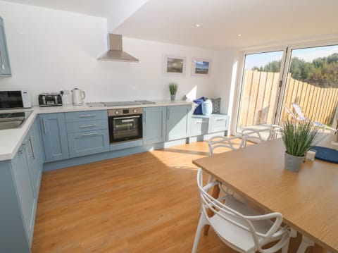 Cottage | Private kitchen | Fridge, dishwasher, cookware/dishes/utensils