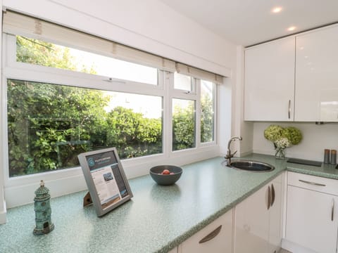 Cottage | Private kitchen | Fridge, dishwasher, electric kettle, toaster