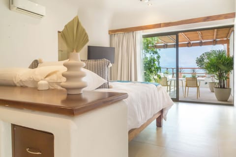 Junior Suite with Jacuzzi Ocean Front | Premium bedding, minibar, in-room safe, free WiFi