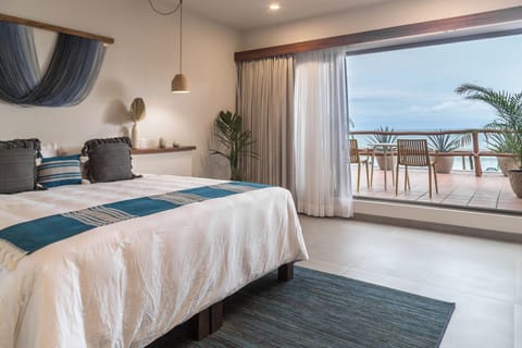 Junior Suite with Jacuzzi Ocean Front | Premium bedding, minibar, in-room safe, free WiFi