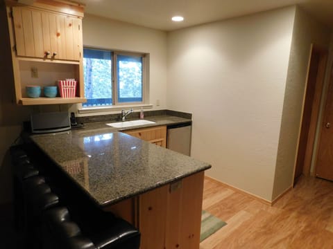 Cabin, 4 Bedrooms | Private kitchen | Fridge, oven, coffee/tea maker, toaster