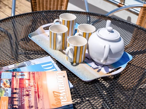 Cottage | Private kitchen | Dishwasher, cookware/dishes/utensils