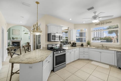 This well-equipped kitchen offers everything you could need!