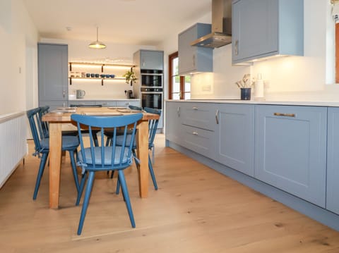 Cottage | Private kitchen | Fridge, dishwasher, electric kettle, toaster