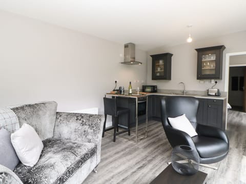 Cottage | Private kitchen | Fridge, electric kettle, toaster, cookware/dishes/utensils