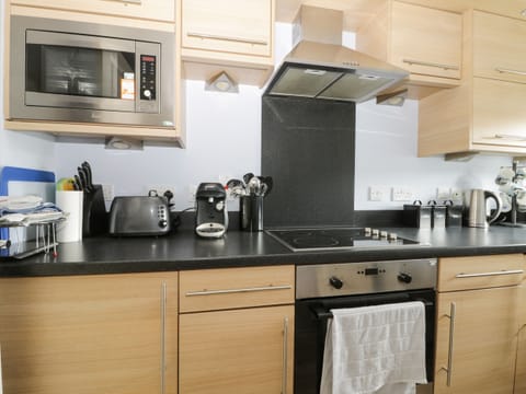 Cottage | Private kitchen | Fridge, dishwasher, electric kettle, toaster