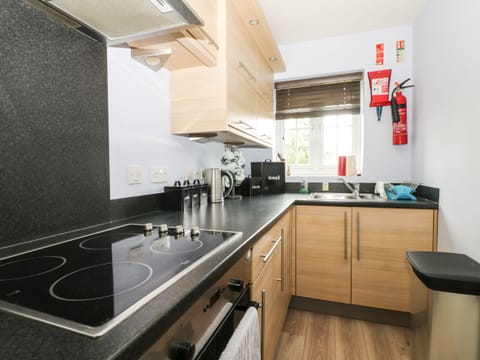 Cottage | Private kitchen | Fridge, dishwasher, electric kettle, toaster