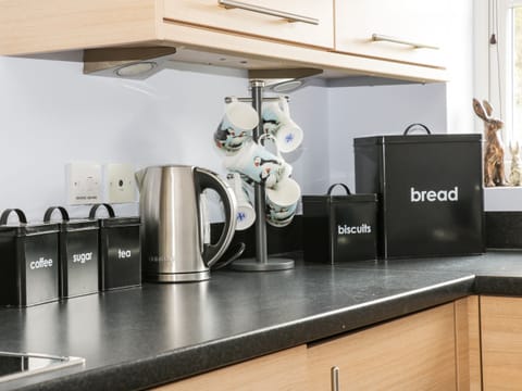 Cottage | Private kitchen | Fridge, dishwasher, electric kettle, toaster