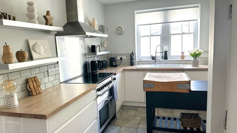 Cottage | Private kitchen | Fridge, dishwasher, electric kettle, toaster
