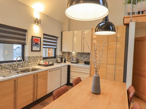 Cottage | Private kitchen | Fridge, dishwasher, electric kettle, cookware/dishes/utensils