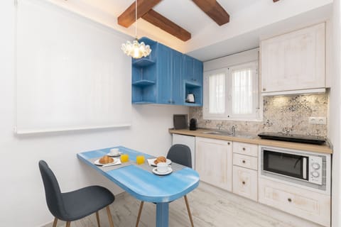 Standard Studio | Private kitchen | Full-size fridge, microwave, stovetop, espresso maker