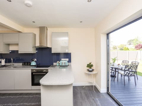 Cottage | Private kitchen | Fridge, dishwasher, electric kettle, toaster