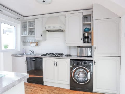 Cottage | Private kitchen | Fridge, dishwasher, electric kettle, toaster