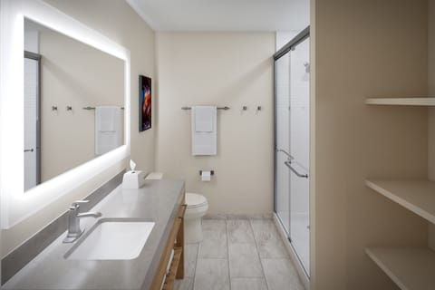 Studio Suite, 1 Queen Bed (Walk-In Shower) | Bathroom | Towels