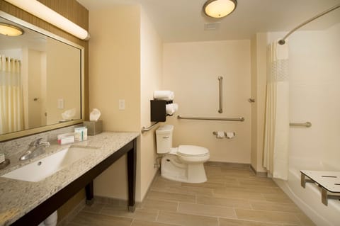 Combined shower/tub, hydromassage showerhead, free toiletries, towels