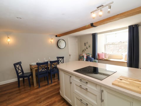Cottage | Private kitchen | Fridge, dishwasher, electric kettle, toaster