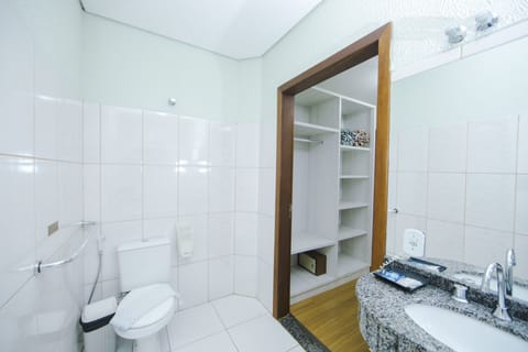 Double Room | Bathroom | Shower, free toiletries, hair dryer, towels