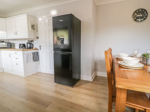 Cottage | Private kitchen | Fridge, dishwasher, electric kettle, toaster
