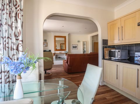 Cottage | Private kitchen | Fridge, dishwasher, electric kettle, toaster