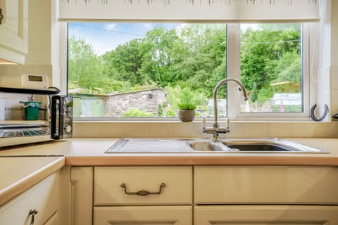 Cottage | Private kitchen | Fridge, dishwasher, electric kettle, toaster