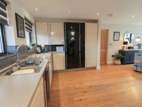 Cottage | Private kitchen | Fridge, dishwasher, electric kettle, toaster