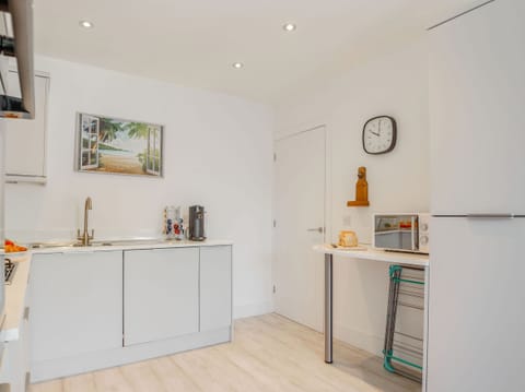 Cottage | Private kitchen | Fridge, dishwasher, electric kettle, toaster